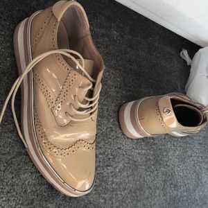 Wishbone platform patent leather sneakers